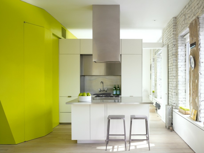 einzimmerwohnung einrichten kücheneinrichtung weiße küchenschränke metall küchenrückwand