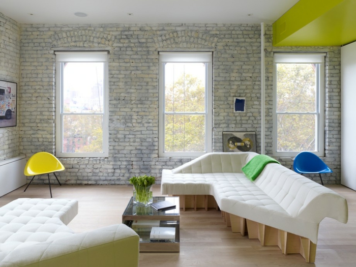 einzimmerwohnung einrichten loftwohnung wohnzimmer weiße couch plastik designer stuhl