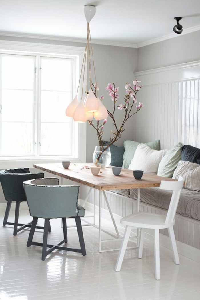 esszimmermöbel skandinavischer stil dekokissen weißer boden