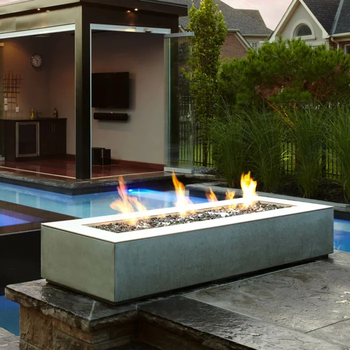Schwimmbad und moderne Feuerstelle
