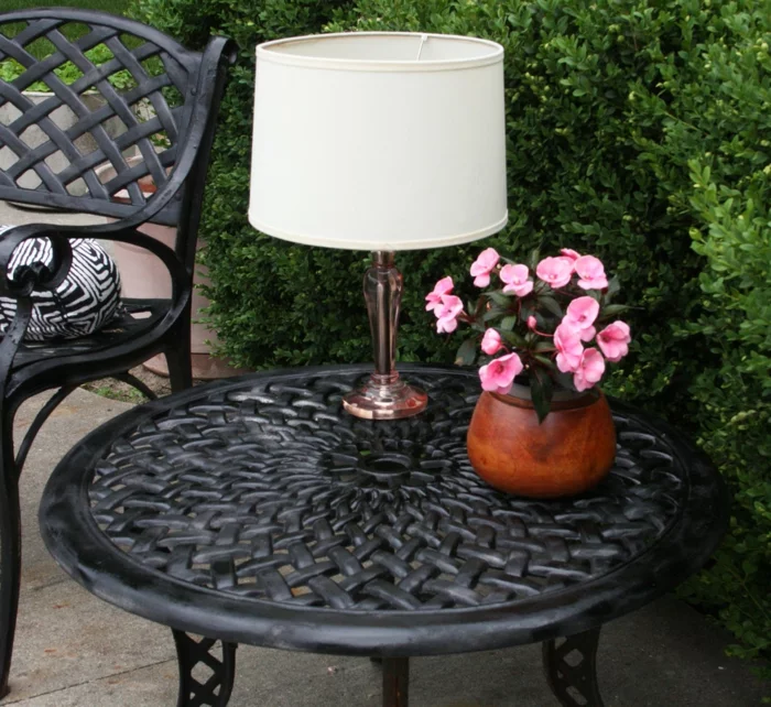 Außenbereich mit schwarzen Gartenmöbeln und Tischlampe