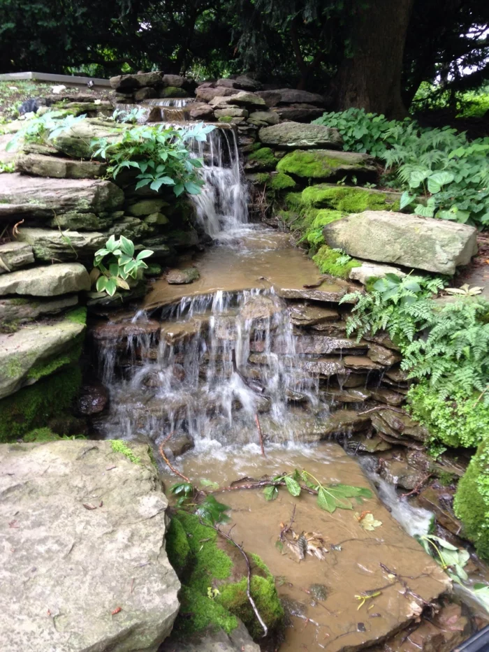 Gartengestaltung mit Wasserfall und Steinen