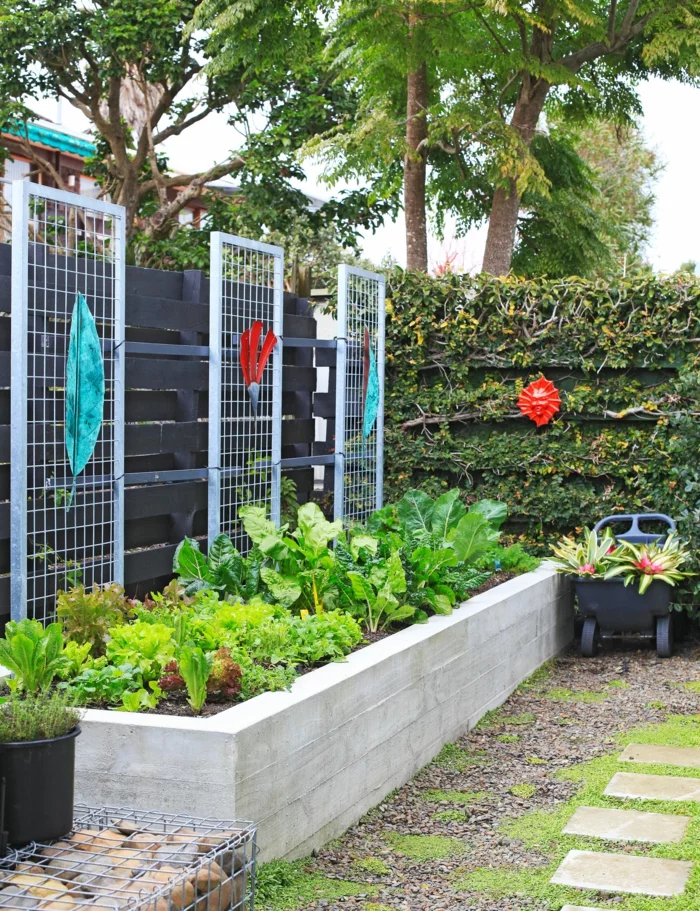 kreative Gartengestaltung im Hinterhof mit schöner Zaundeko