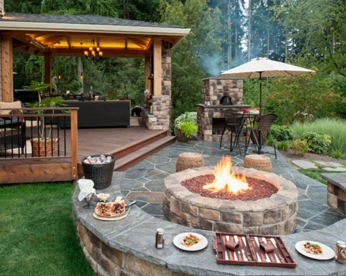 Gartengestaltung mit Außenküche und Feuerstelle