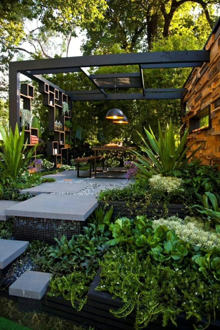 moderner Garten mit Bereichen, Steinplatten und vielen Pflanzen