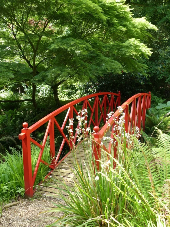Gartengestaltung mit einer kleinen Brücke