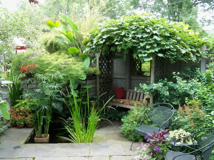 Gartengestaltung Ideen für einen kleinen Garten - Sitzbank mit Pergola und Teich
