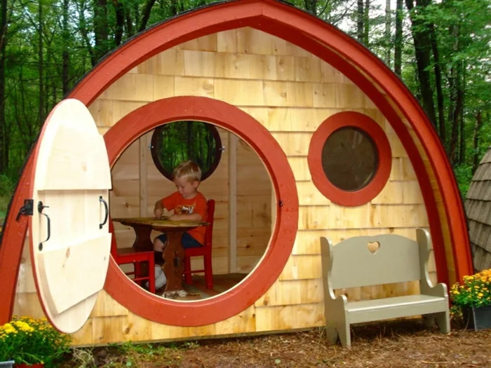 Mini Hobbit Gartenhaus selber bauen aus Holz für Kinder