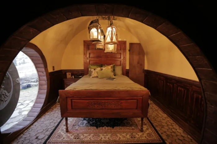 Hobbit Gartenhaus selber bauen - Schlafzimmer von Kristie Wolfe 