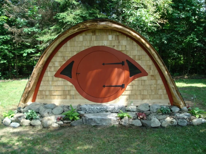 geschlossenes Hobbit Haus aus Holz gebaut mit runder Türöffnung