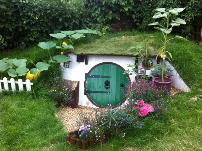 DIY Hobbit Gartenhaus aus Holz, Lehm, bedeckt mit Gras