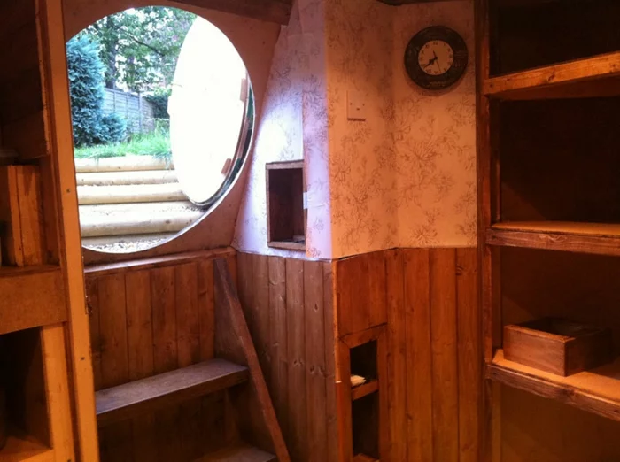 Interior von einem DIY Hobbit Gartenhaus aus Holz und Lehm