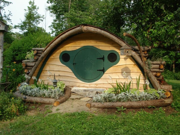 gartenhaus selber bauen organische formen holz runde tür hobbithaus
