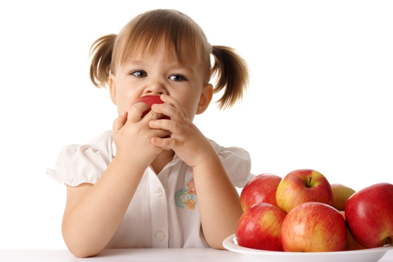 gesunde Ernährung für Kinder Obst rote Äpfel