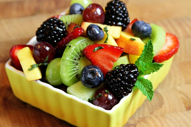 gesunde Ernährung für Kinder jede Menge Obst essen