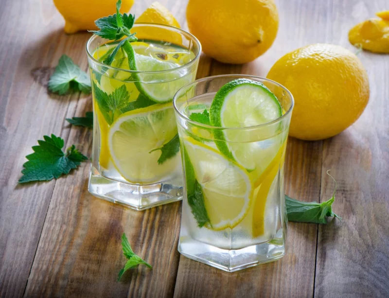 gesundes Leben führen gesunde Gewohnheiten Wasser mit Zitrone