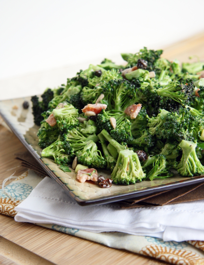 gesundes essen broccoli salad lifestyle