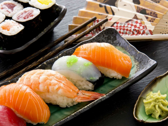 gesundes essen brunch japanische spezialitäten sushi lachs reis fisch