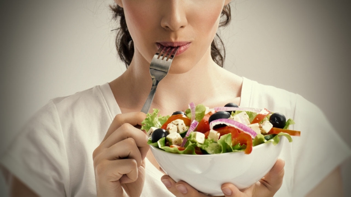 gesundes essen frisches gemüse käse oliven salat ausgewogene ernährung