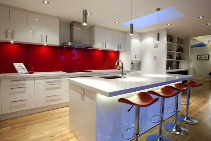 glasrückwand küche rot kücheninsel beleuchtung