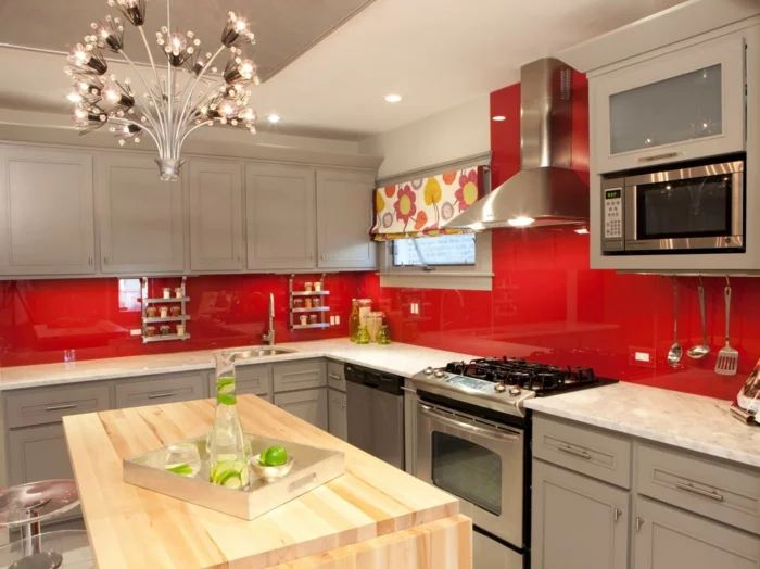 glasrückwand küche rot leuchter kücheninsel holztextur