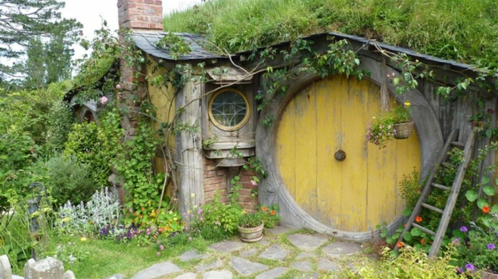 hobbit haus gartenhaus holz blumen steinplatten