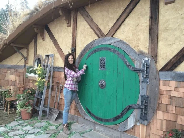 Kristie Wolfe aus Washington vor Ihrem DIY Hobbit Gartenhaus