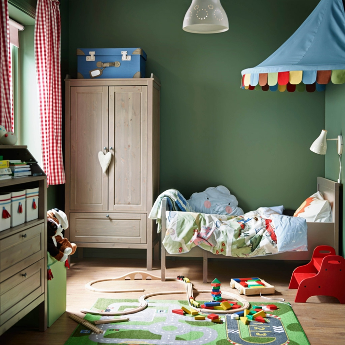 ikea kinderzimmer holzmöbel kleiderschrank grüne wände bett kinderzimmerteppich