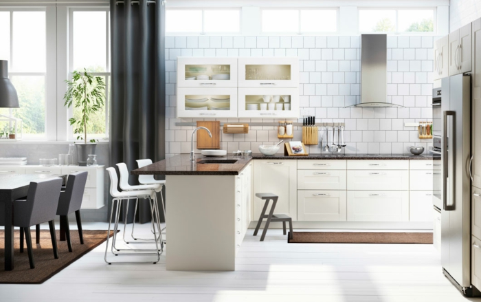 ikea küchen moderne kücheneinrichtung weiße wandfliesen kücheninsel bartheke barhocker