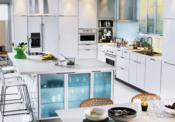 ikea aküchen weiße fronten küchenschränke vitrine eingebaute küchengeräte
