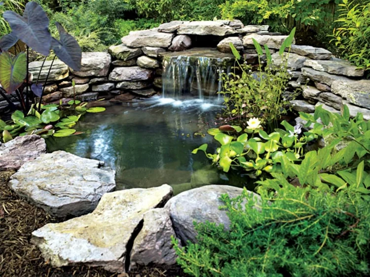 inspirierende Gartenteich Bilder Gartengestaltung mit Steinen fließendes Wasser große Steine 