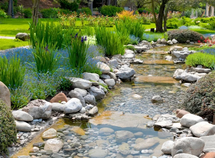 inspirierende Gartenteich Bilder kreative Gartenideen Stein und Wasser Flusssteine