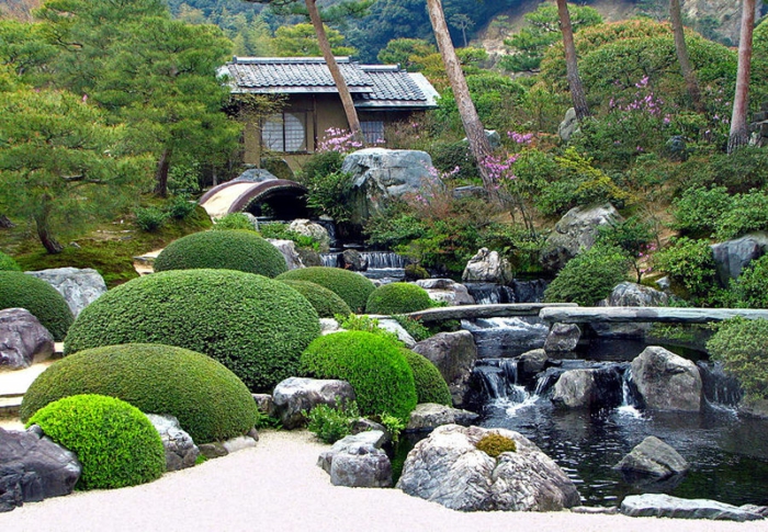 japanischer garten groß park wasserfälle gross natursteine gartenhaus sträuche nadelbäume