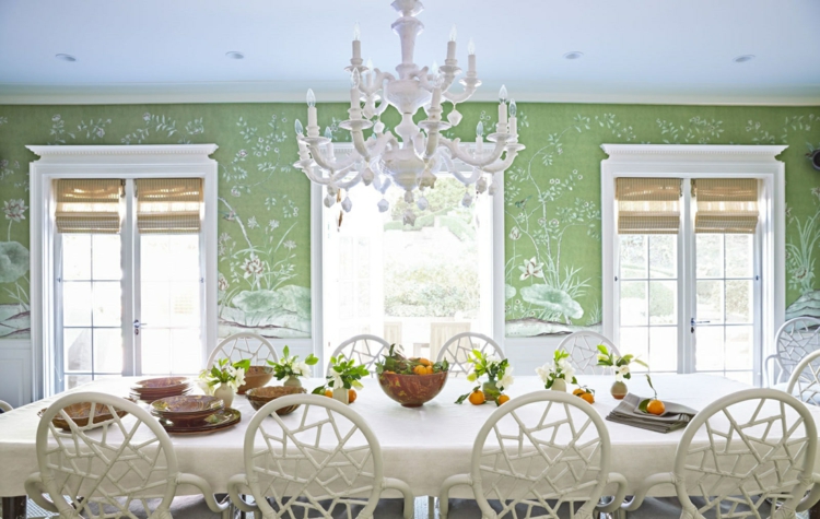 klassisches Esszimmer einrichten Wandfarbe grün Kronleuchter
