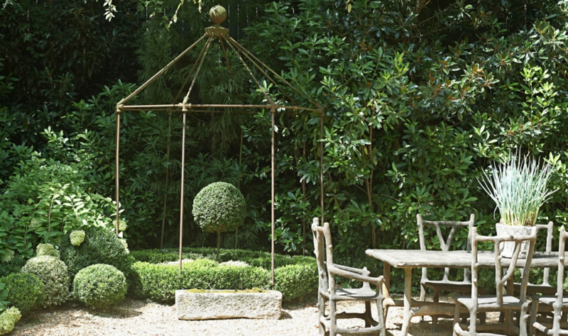 kreative Gartenideen Gartenmöbel Tisch mit Stühlen Gartenlaube Holz