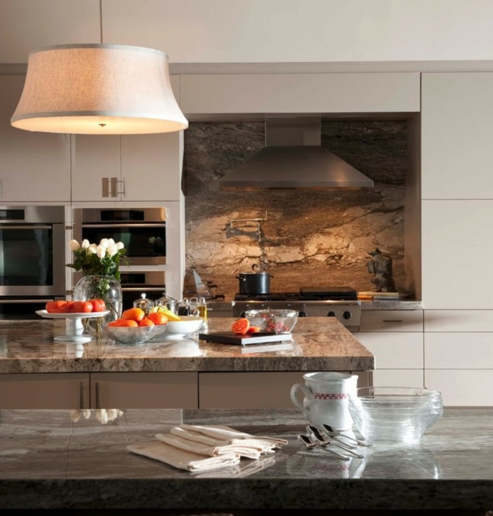 kücheneinrichtung material küchenmöbel marmor küchenrückwand hängeleuchte