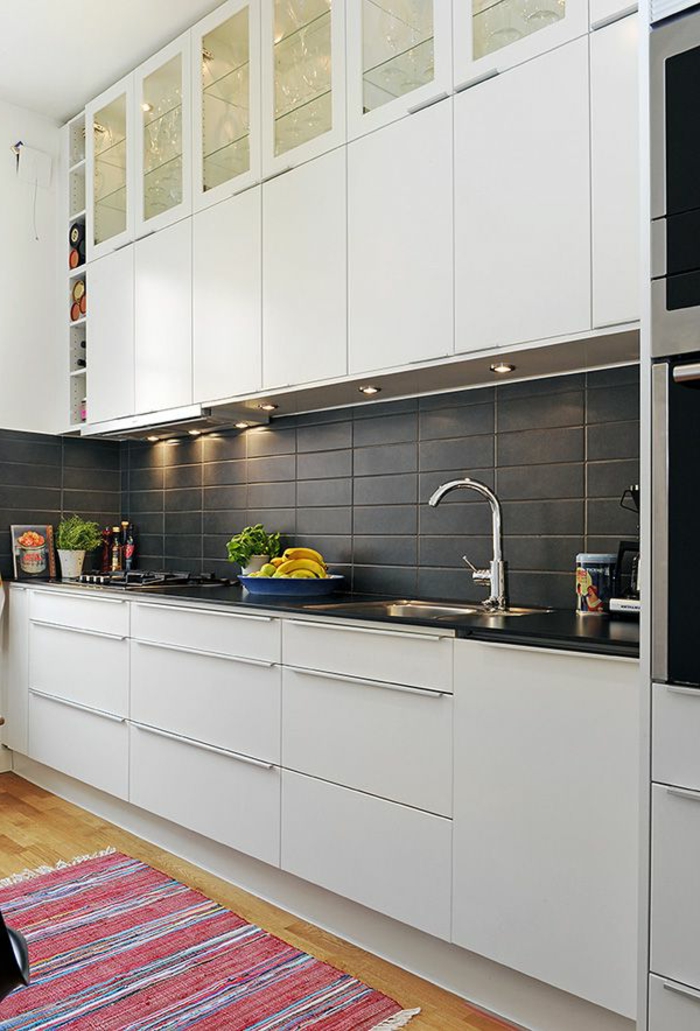 kücheneinrichtung teppichläufer streifen graue küchenrückwand