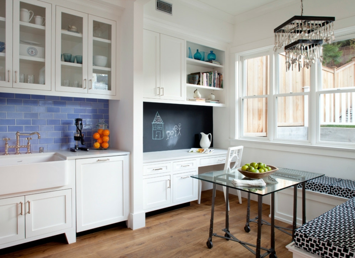 kücheneinrichtung wohnideen küche blaue metro fliesen weiße küchenschränke