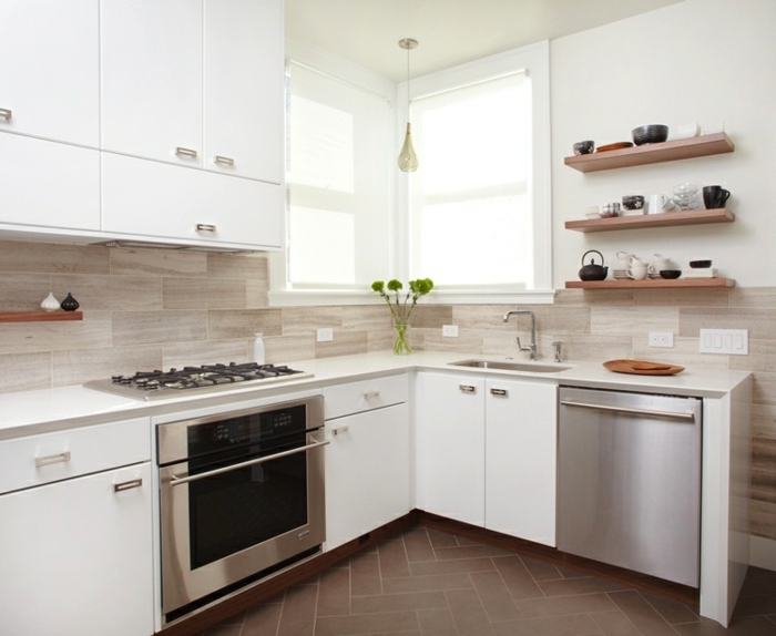 küchenmöbel küchenrückwand holzoptik weiße küchenschränke pflanzen