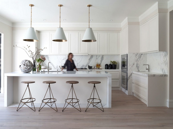 küchenmöbel weiße kücheneinrichtung kücheninsel barhocker hängelampen marmor wände