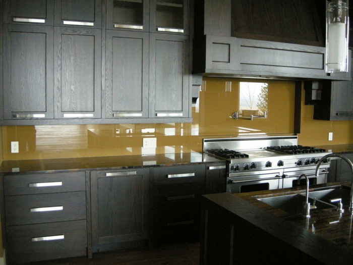 küchenrückwand glas gelb dunkle küchenschränke