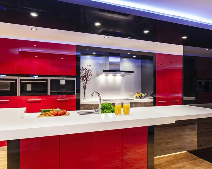 küchenrückwand glas weiß rote einrichtung moderne beleuchtung