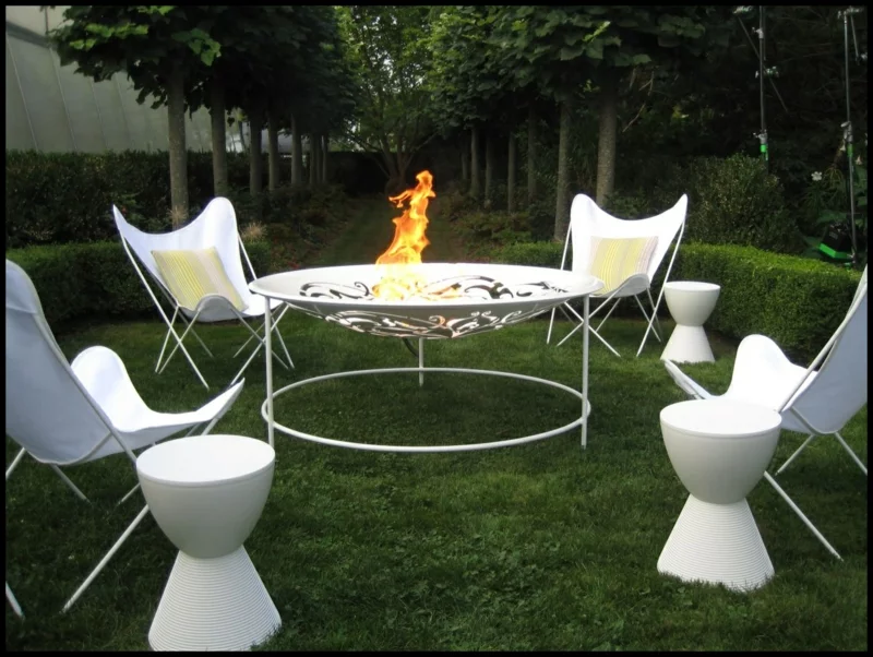 moderne Feuerstelle weiße Feuerschale weiße Hocker Stühle gepflegter Rasen
