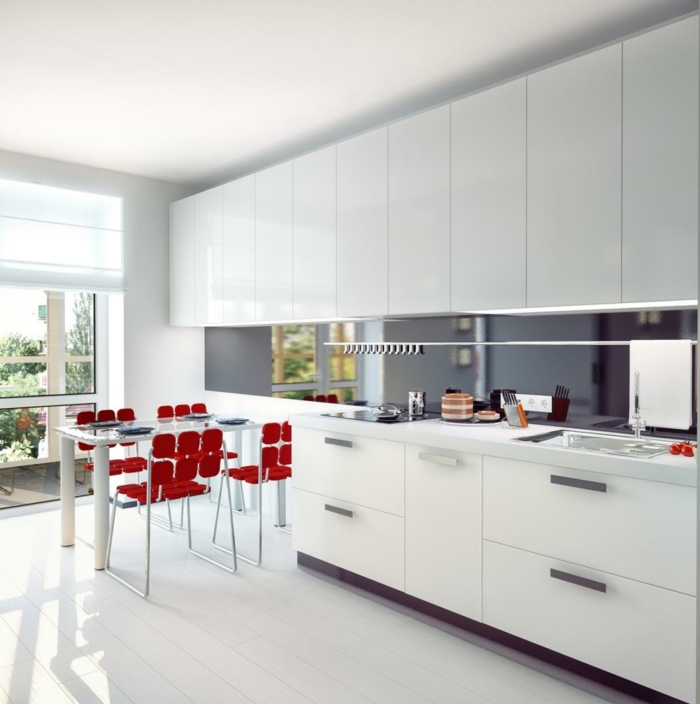 moderne kücheneinrichtung weiße küchenschränke küchengestaltung rote designer stühle esstisch