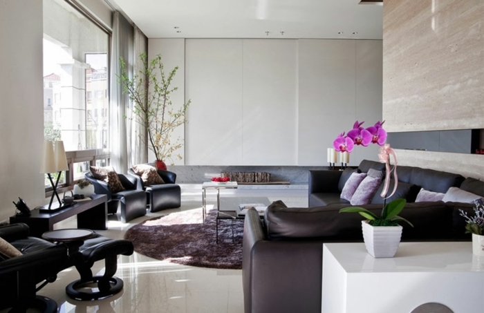 modernes wohnzimmer einrichten brauner teppich orchidee ledersofa