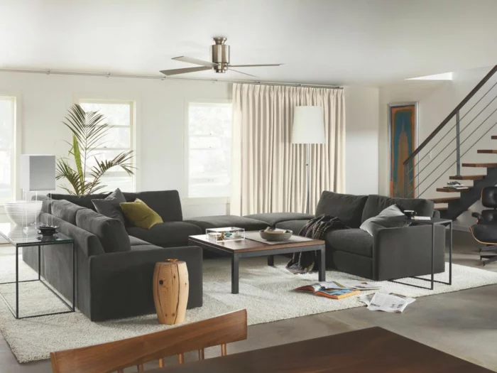 modernes wohnzimmer einrichten schwarze sofas heller teppich pflanze
