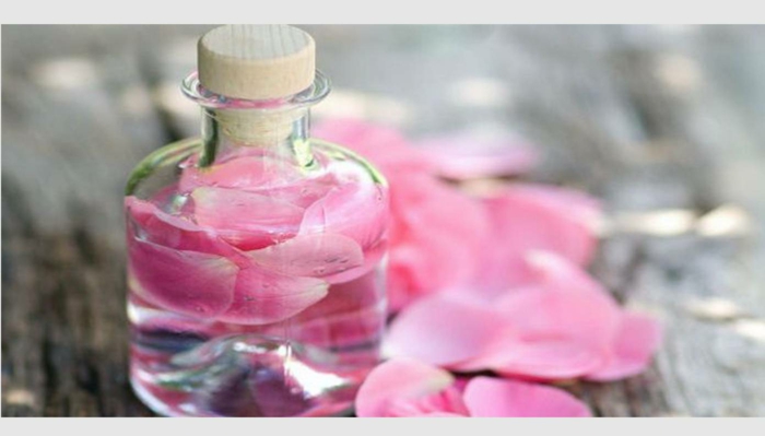 naturkosmetik rosenwasser DM- rosenblüten fläschchen