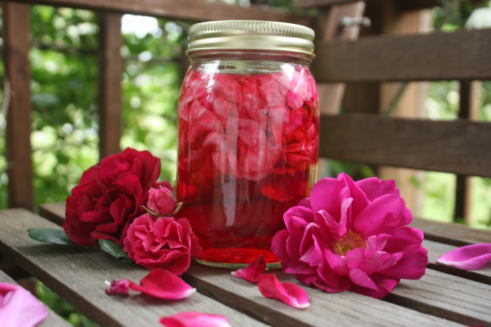 naturkosmetik rosenwasser DM rosenblüten wasser glas