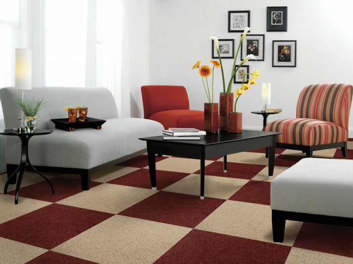 roter sessel weißes sofa farbiger teppich luftige gardinen