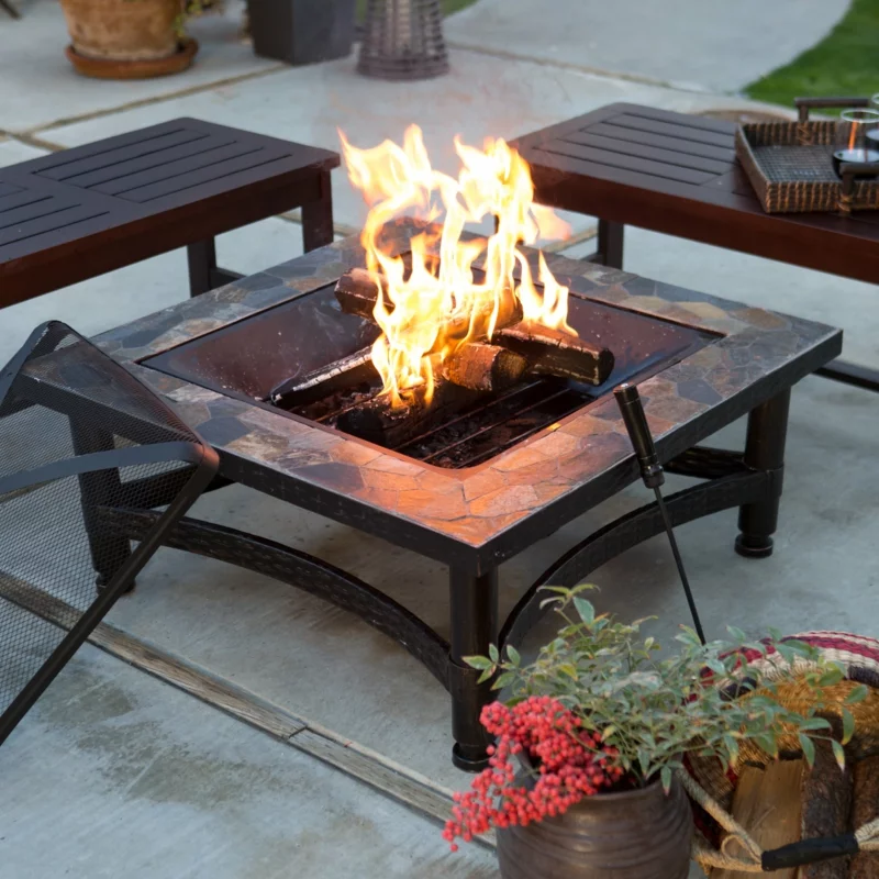 sichere quadratische Feuerstelle selber bauen Tisch mit Grill Holzsitzbänke